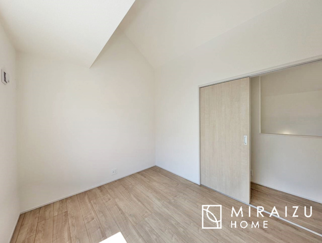 【子供部屋】 | 床のフローリングもオシャレな洋室が嬉しいです。独立性のある住宅ですので、各居室それぞれ、テイストの違うお部屋インテリア造りをしても面白いかもしれませんね！