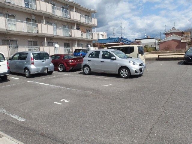 コーポ東荒子Ｂの駐車場