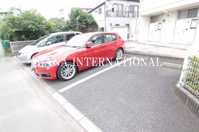 レオパレスヴィラ・スペランツァの駐車場