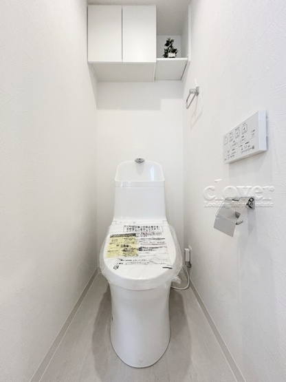 【トイレ】 | 大塚台ハイツ | 上部に収納を備えたトイレです。自宅の中でも最もプライベートな空間だからこそ、ほしい「落ち着き」がここにあります。～即日のご見学可能～　お問合せはお気軽にどうぞ。
