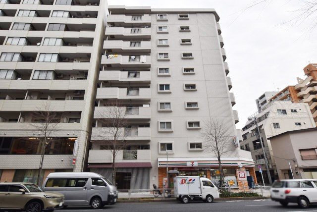 【外観】 | 大塚台ハイツ | 青空によく映える建物です。手入れの行き届いた外壁やマンション正面エントランスなど、綺麗な姿をぜひ一度、現地にてご覧ください。～即日のご見学可能～　お問合せはお気軽にどうぞ。
