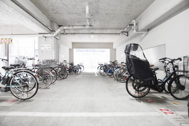 【駐輪場】 | 大塚台ハイツ | 自転車置き場。マンションの共用部にあたります。空きの有無や駐輪料金、各戸の台数制限などについては、改めてお問い合わせください。～即日のご見学可能～　お問合せはお気軽にどうぞ。
