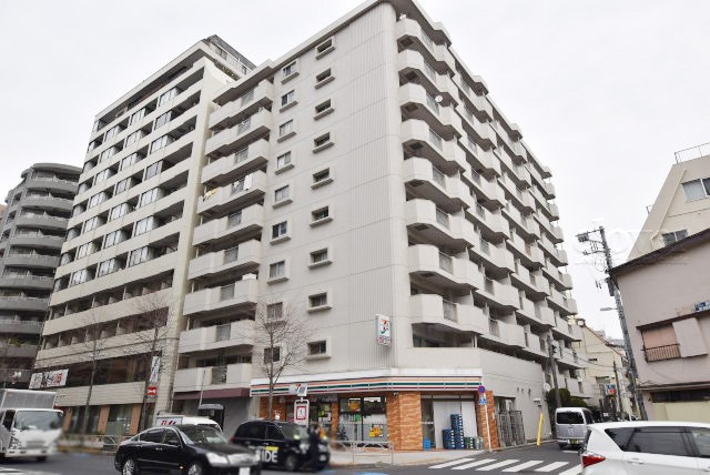 【エントランス】 | 大塚台ハイツ | お客様を、そして住人を出迎えてくれるマンションのエントランス。ゴミが落ちていないことからも、管理状態の良さや住民の節度の高さが見て取れます。～即日のご見学可能～　お問合せはお気軽にどうぞ。
