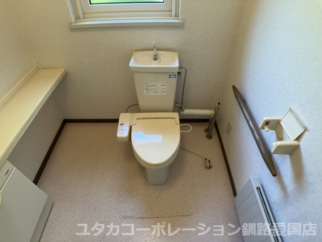 【トイレ】 | 釧路市武佐2-4-192,204売家 | ゆったりとした空間のトイレです