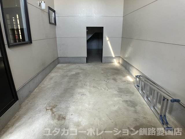 【駐車場】 | 釧路市武佐2-4-192,204売家 | 駐車場の奥には物置もあります