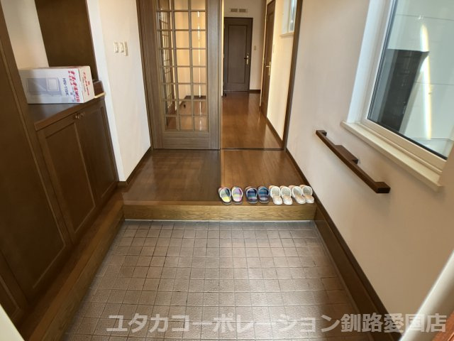 【玄関】 | 釧路市武佐2-4-192,204売家 | 明るい玄関です