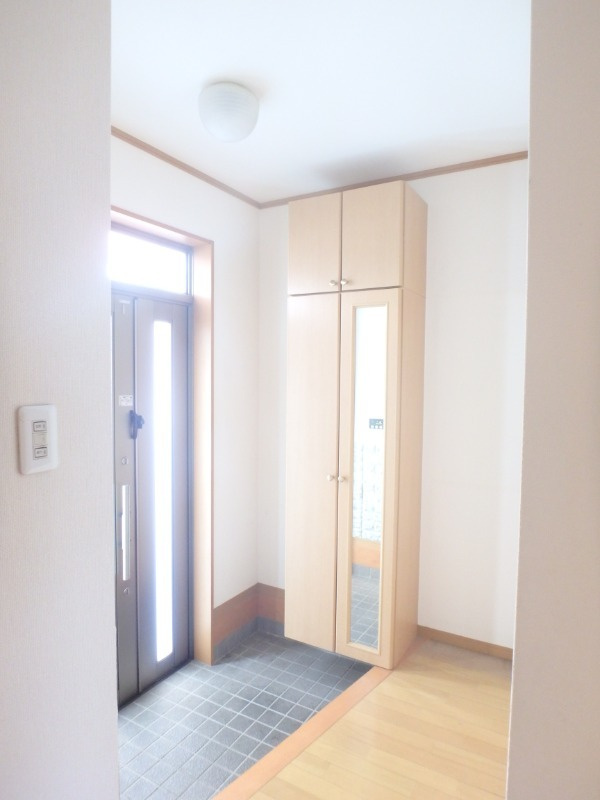 田中成和戸建賃家E棟の玄関