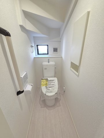新築　太田市鳥山上町　2号棟　GRAFAREのトイレ|現地写真　トイレは洗浄機能付きです！壁面収納も嬉しいですね♪