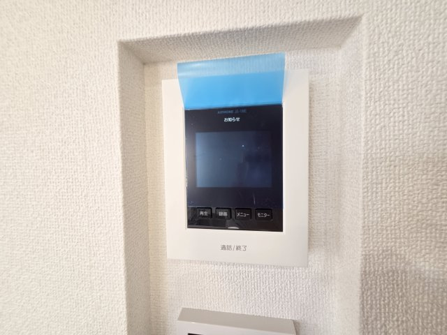 新築　太田市鳥山上町　2号棟　GRAFAREの防犯設備|現地写真　カラーTVモニター付きのドアホンがついています。お子様やご高齢の方がお留守番の時でも安心です！