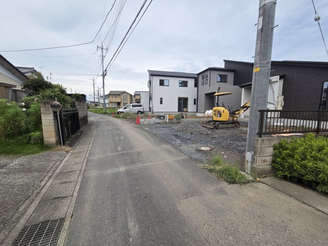 新築　太田市鳥山上町　2号棟の前面道路含む現地写真|現地写真　南側前面道路幅員約2.5ｍ