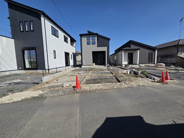 新築　太田市鳥山上町　2号棟の駐車場|現地写真　駐車は建物西側に並列3台可能です！
