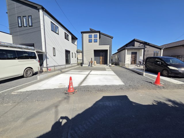 新築　太田市鳥山上町　2号棟　GRAFAREの駐車場|現地写真　駐車は建物西側に並列3台可能です！