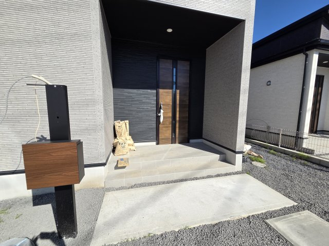 新築　太田市鳥山上町　2号棟　GRAFAREの外観パース|現地写真　TVモニタードアホン付きなので防犯面も安心です！