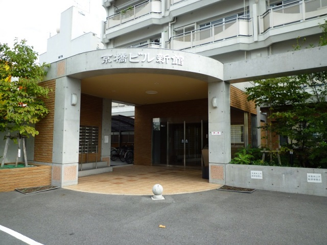 京橋ビル新館のエントランス