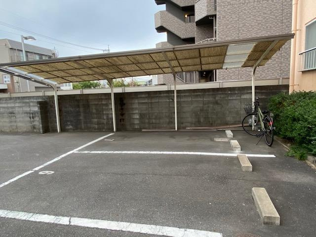 伊福サンコーポの駐車場