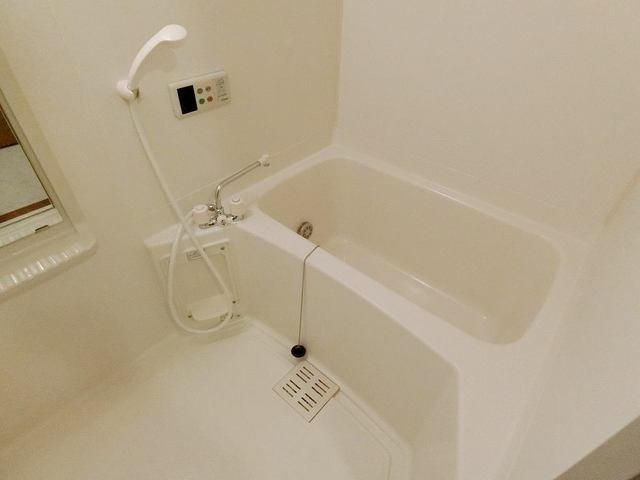カーサプラートＢの浴室|明るく清潔感のある浴室で快適な入浴を