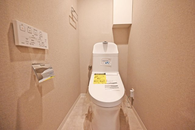 日興千里丘スカイマンションA棟のトイレ|新調済みのトイレでウォシュレット機能が付いており、清潔で心地よくご利用いただけます。