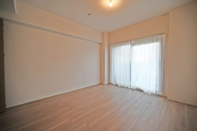 日興千里丘スカイマンションA棟の寝室|洋室約6.5帖
ベッドや収納家具を配置してもゆとりがあり、快適にお使いいただける居室です。