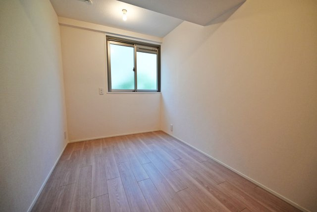 日興千里丘スカイマンションA棟の子供部屋|洋室約4.5帖
子ども部屋に適した広さがあり、学習机やベッドもゆったりとレイアウトできます。