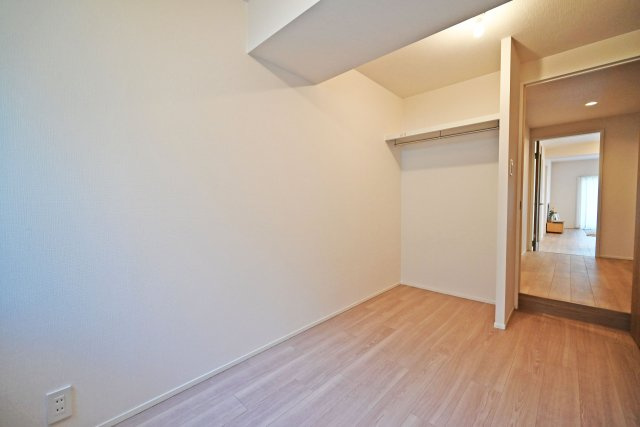 日興千里丘スカイマンションA棟の子供部屋|シンプルな内装でまとめられた洋室は、お好みの家具やインテリアが映える空間です。