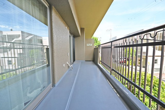 日興千里丘スカイマンションA棟のバルコニー|たっぷりの陽光が差し込む南東向きの住まいです。
