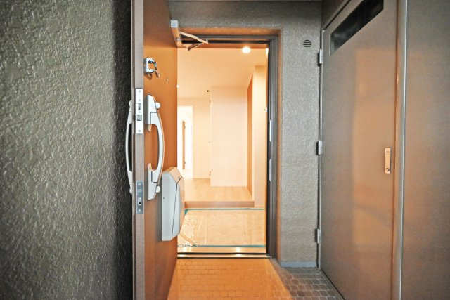 日興千里丘スカイマンションA棟の玄関|使い勝手の良い広さを確保した玄関は、靴の脱ぎ履きもスムーズに行えます。
