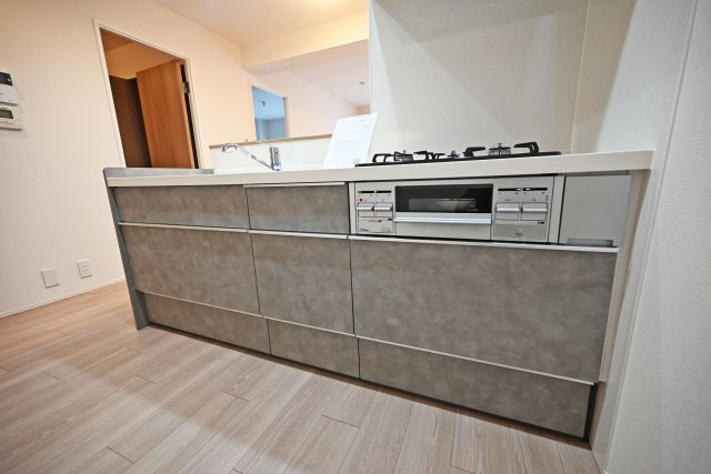 日興千里丘スカイマンションA棟のキッチン|収納力のあるシステムキッチンで、散らかりがちなキッチンも整然と使えます。