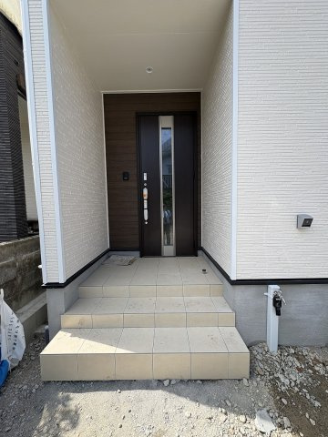 【玄関】 | 福岡市南区警弥郷3丁目第13　1号棟（全1棟）【仲介手数料無料・0円】 | 施工例。施工例は完成時と異なる場合があります。