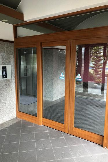 岡山市北区平田の賃貸マンションのエントランス