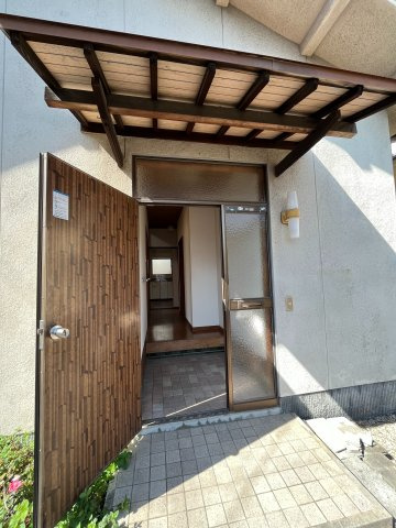 奥田本町貸家の玄関