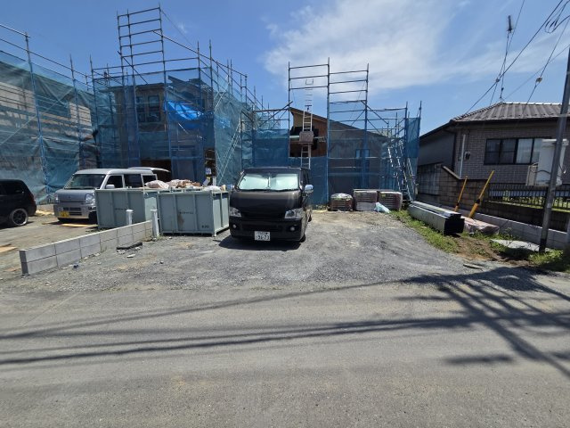 新築　太田市鳥山上町　3号棟の駐車場|現地写真　駐車は建物西側に並列3台可能です！