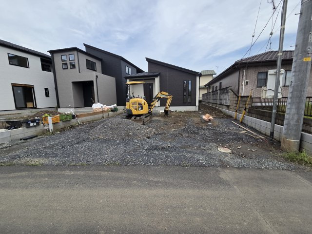 新築　太田市鳥山上町　3号棟の駐車場|現地写真　駐車は建物西側に並列3台可能です！