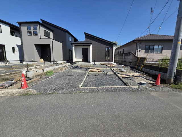 新築　太田市鳥山上町　3号棟の駐車場|現地写真　駐車は建物西側に並列3台可能です！