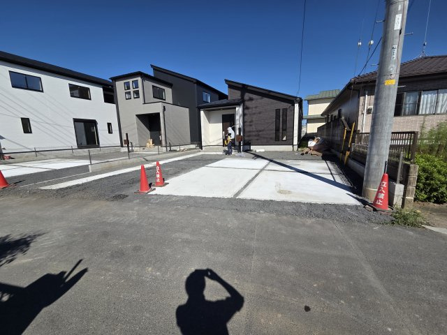 新築　太田市鳥山上町　3号棟　GRAFAREの駐車場|現地写真　駐車は建物西側に並列3台可能です！
