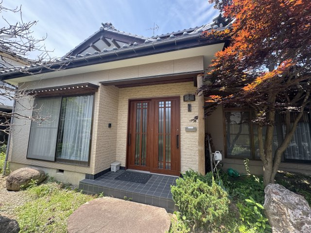 東区粟山4丁目　中古戸建の玄関