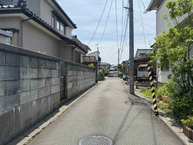 東区粟山4丁目　中古戸建の前面道路含む現地写真