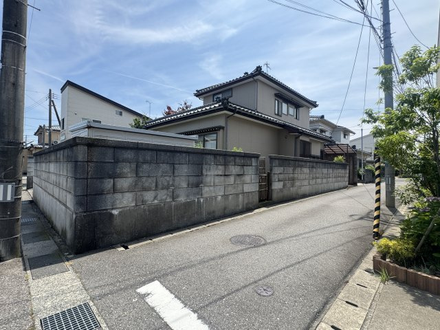 東区粟山4丁目　中古戸建の前面道路含む現地写真