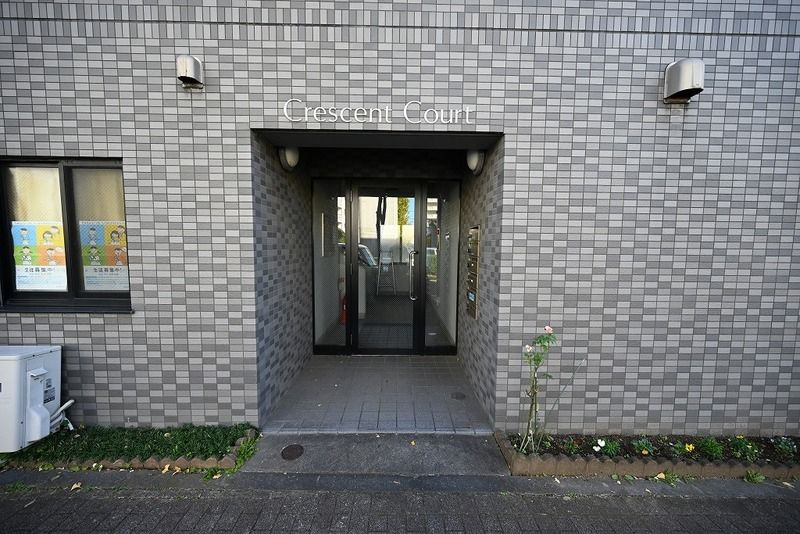 日野市新井２丁目の賃貸マンションのエントランス