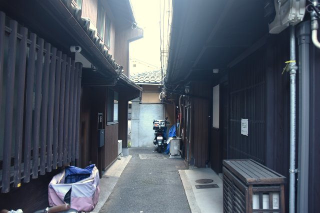 堀川御池 タイルが映える京町家の周辺|静かな路地内にあります