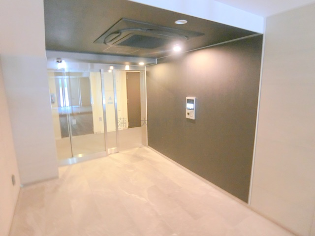 パークアクシス東蒲田 のエントランス|防犯カメラTVモニター付オートロック宅配BOXメールBOX管理人室
