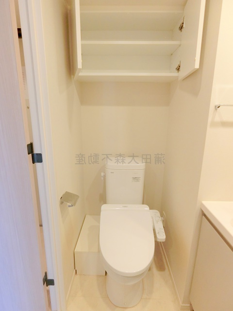 パークアクシス東蒲田 のトイレ|吊戸棚収納と温水洗浄便座付きのトイレ　
