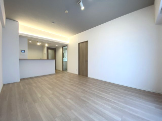 コスモ平井南リバータウンの居間・リビング|リビング
14.4帖のLDKは、ダイニングテーブルとソファをしっかり配置できる広さ。内装フルリフォーム済みのため、新築感覚でお住まいいただけます。