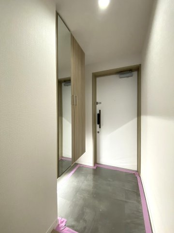 コスモ平井南リバータウンの玄関|玄関
新規張り替えされたフロアタイルの玄関アプローチ。お客様を心地よく迎える清潔感のある空間で、靴をしっかり収納できる下駄箱も完備しています。