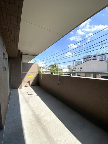 コスモ平井南リバータウンのバルコニー|12.00㎡の広々としたバルコニー。お洗濯物をたっぷりと干せる十分なスペースがあり、爽やかな風を感じながら快適にお過ごしいただけます。
