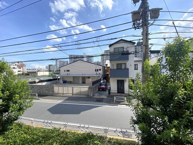 コスモ平井南リバータウンの展望|眺望
2階部分からの落ち着いた眺望。前面は遮るものがなく解放感があり、日常に心地よい採光と風通しをもたらしてくれる住環境です。