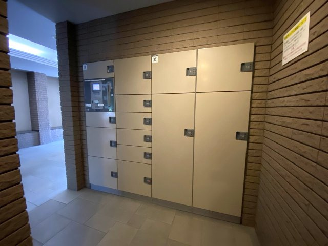 コスモ平井南リバータウンの防犯設備|宅配ボックス
ご不在時や在宅ワーク中でもスムーズに荷物を受け取れる宅配ボックスを完備。再配達の手間を省き、ネットショッピングも快適に楽しめます。