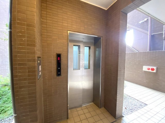 コスモ平井南リバータウンのその他共用部分|エレベーター
綺麗に整備・管理された共用エレベーター。お買い物後の重い荷物の持ち運びや、ベビーカーをご利用の際にもスムーズにお部屋まで移動できます。