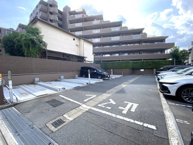 コスモ平井南リバータウンの駐車場|駐車場
敷地内に完備された駐車場（月額12,000〜26,000円）。愛車を敷地内に保管でき、おでかけや送迎にも大変便利です。※空き状況要確認。