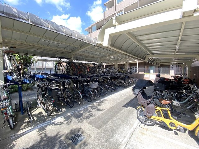 コスモ平井南リバータウンの駐輪場|駐輪場
屋根付きで雨から自転車を守れる敷地内駐輪場（月額150〜500円）。近隣への移動やお買い物、通勤通学に自転車を活用したい方に嬉しい設備です。
