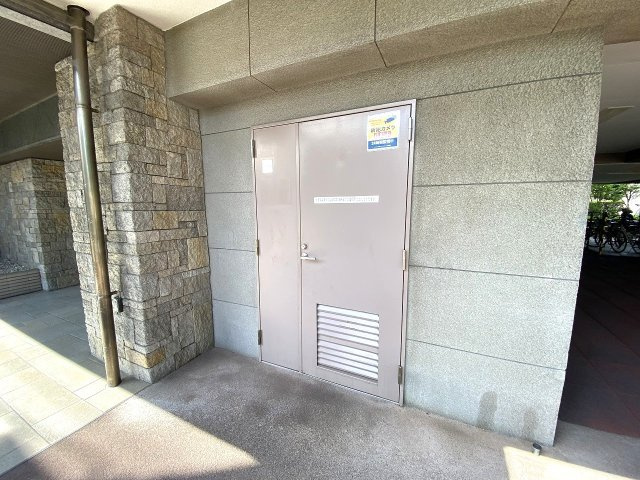 コスモ平井南リバータウンのその他共用部分|ゴミ置き場
敷地内に設置された専用のゴミ置き場。管理が行き届き清潔に保たれており、天候の悪い日でもスムーズにゴミ出しが行えて大変便利です。